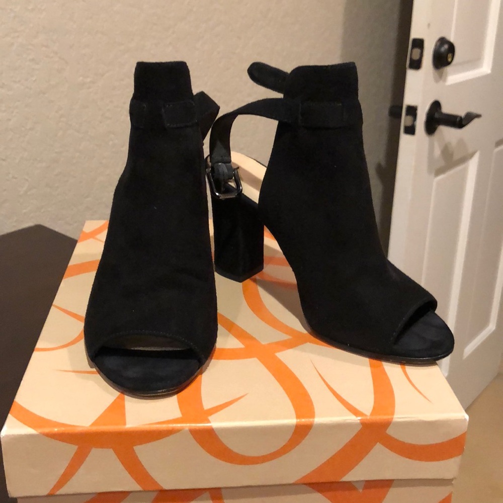 Via spiga black suede ankle strap bootie